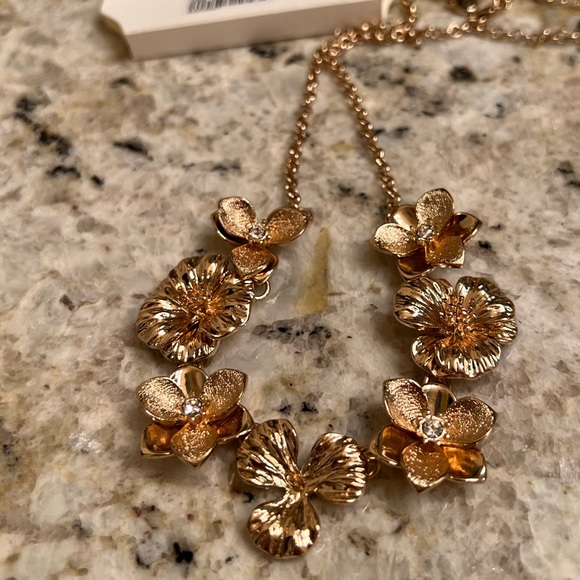 🌸Gold tone flowers statement necklace - Picture 2 of 4